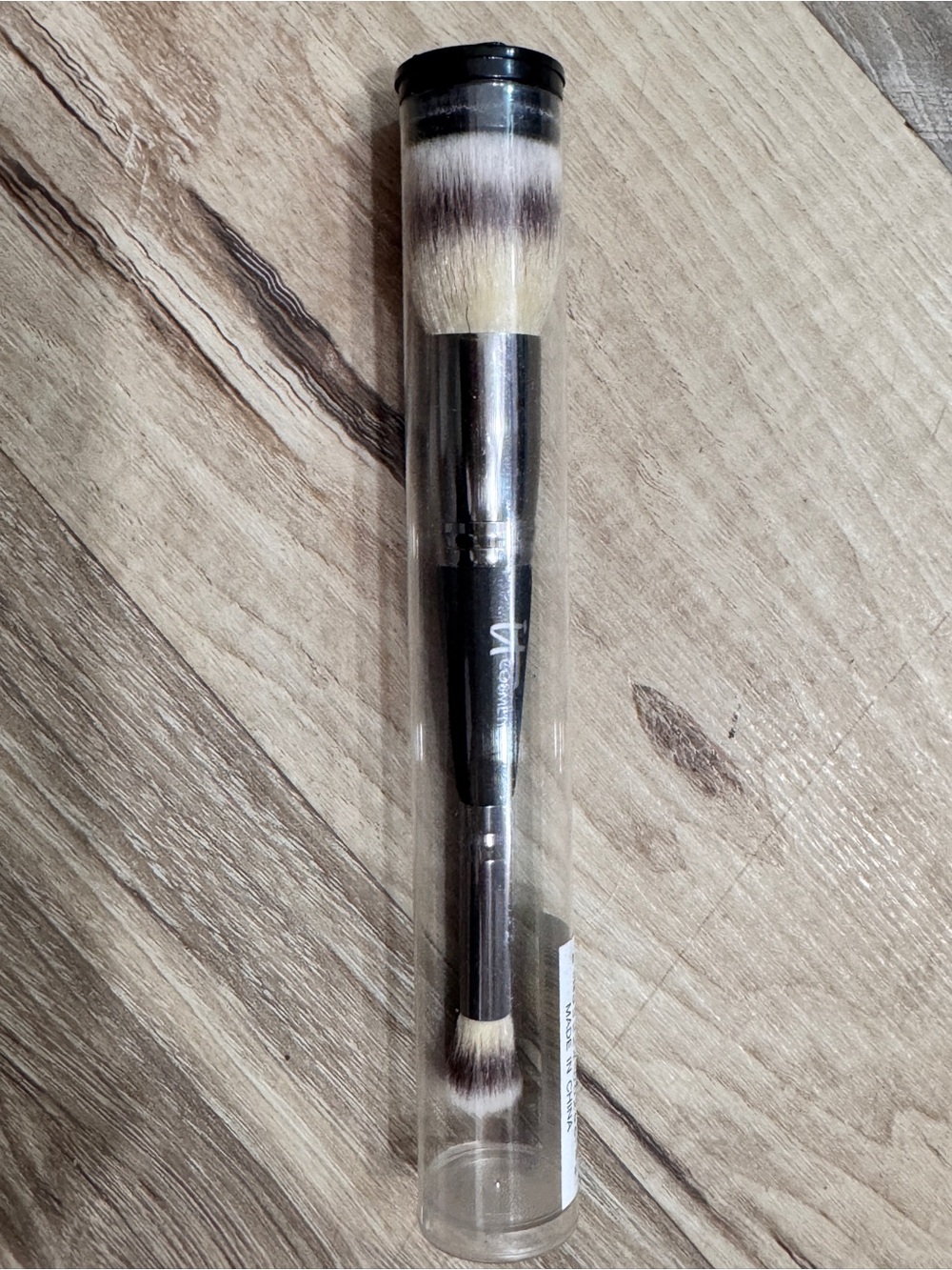 it cosmetics Double-Ended Face Brush in Black with White/Tan Bristles